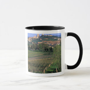 Byn San Gimignano ligger i de böljande Mugg