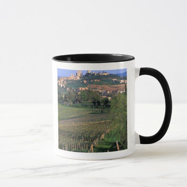 Byn San Gimignano ligger i de böljande Mugg (Höger)