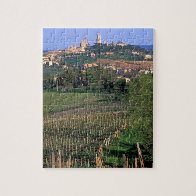 Byn San Gimignano ligger i de böljande Pussel (Vertikal)