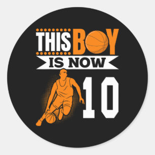 Bysketbyll - den här pojken är nu tio år gammal runt klistermärke