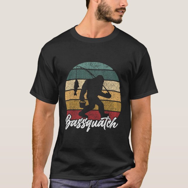 Byssquatch! Byss Fiskare Sasquatch Rolig Bigfoot T Shirt (Framsida)