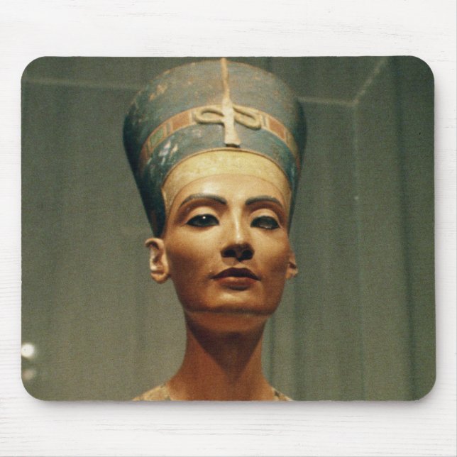 Bysten av drottningen Nefertiti, beklär beskådar Musmatta (Framsidan)
