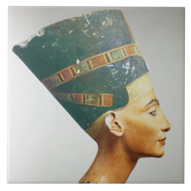 Bysten av drottningen Nefertiti, sida beskådar, Kakelplatta (Framsidan)