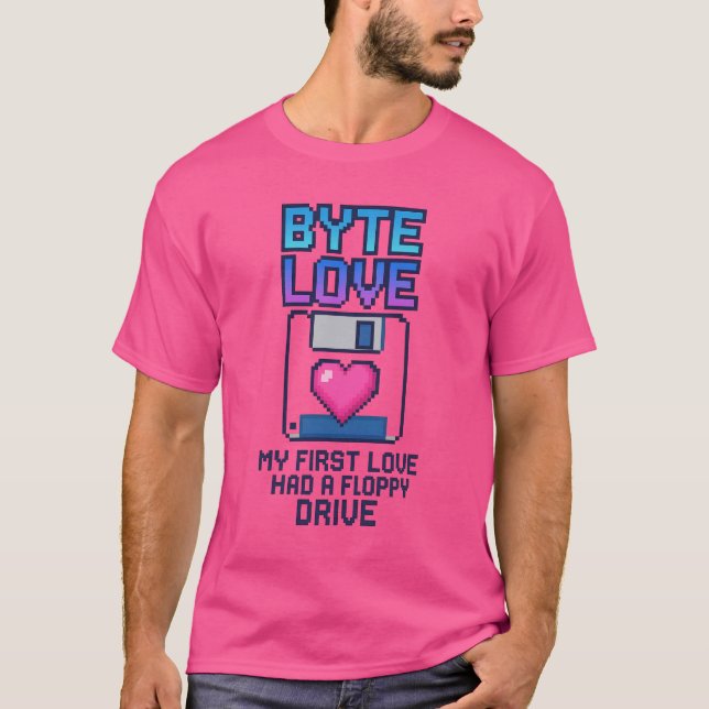 Byte Love: My first love had a floppy drive T Shirt (Framsida)
