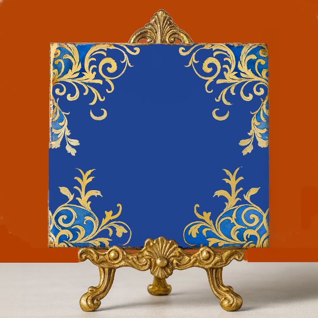 Byzantine Arabesque Blue Guld Filigree Kakelplatta (Byzantine Arabesque ornamental ceramic tile displayed in situ on gold metallic easel. )