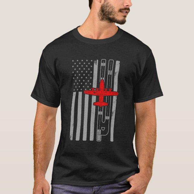 C130 Hercules Gunship Airplane American Flagga Run T Shirt (Framsida)