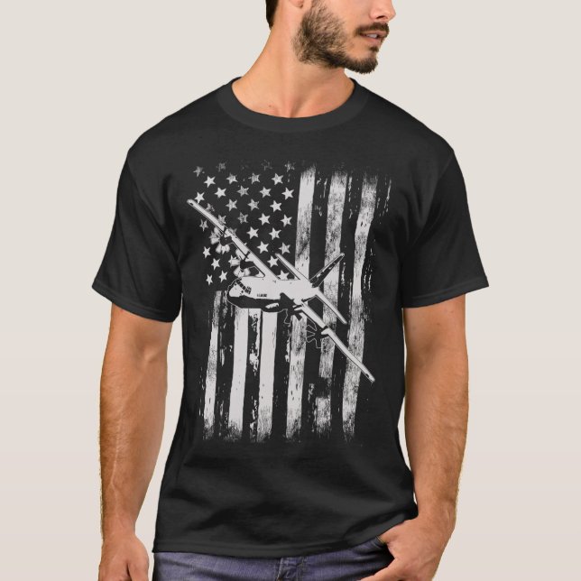 C-130 Hercules Military Aircraft American Flagga T Shirt (Framsida)