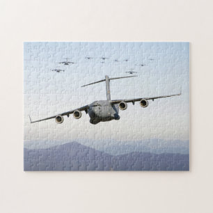 C-17 Globemaster III-flygplan flyger över blå rand Pussel