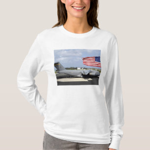 C-17 Globemaster III sitter på det flightline T Shirt