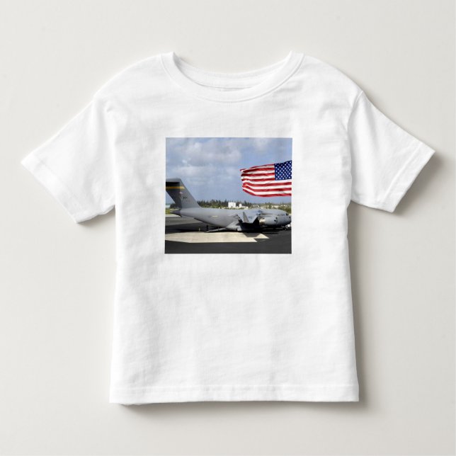 C-17 Globemaster III sitter på flyglinjen Tee Shirt (Framsida)