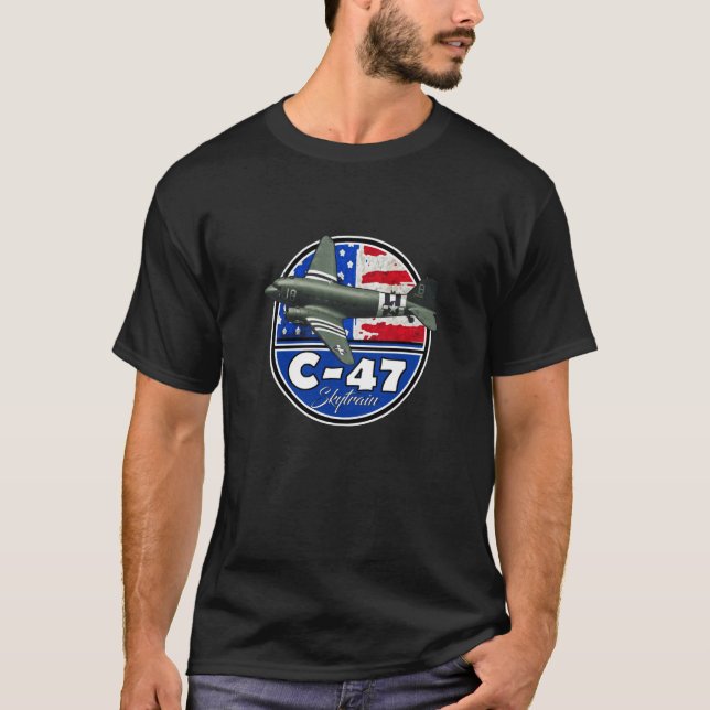 C 47 SkyTrain DC 3 Dakota på USA flagga T Shirt (Framsida)