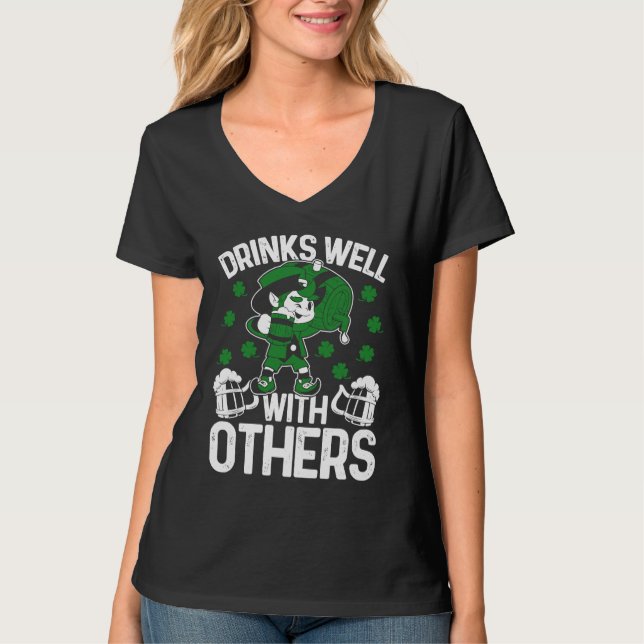 C St Patrick's Day  Drinks Well With Others Irish T Shirt (Framsida)