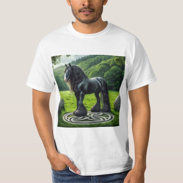 Caballo Negro sobre Trisquel Celta: Fuerza y Miste T Shirt (Framsida)