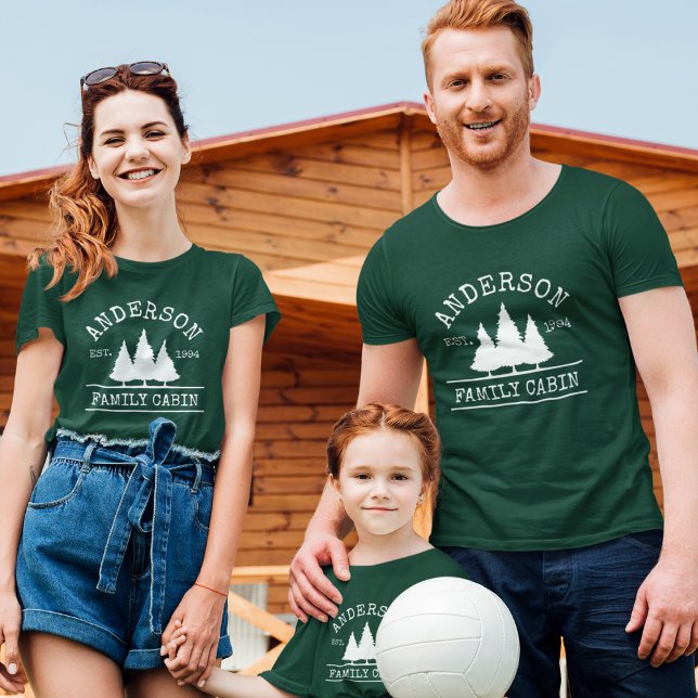 Cabin Family Namn Gräs Träd Grönt T Shirt (Customize to change text size. Choose from a variety of shirt colors, sizes and styles.)