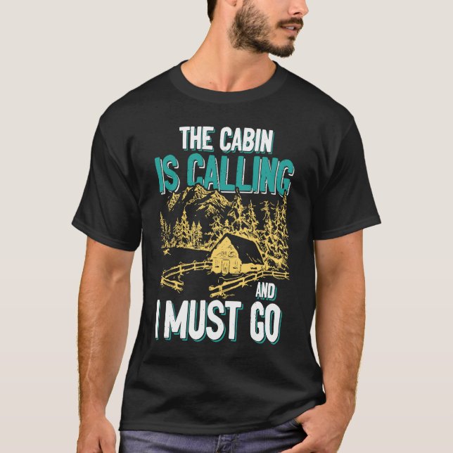 Cabin Is Calling And I Must Go Outdoors Mountain T Shirt (Framsida)