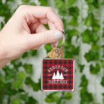 Cabin Red Buffalo Play Family Namn Square Fyrkantig Silverfärgad Nyckelring<br><div class="desc">Family Namn Cabin Red Buffalo Play med Gräs Träd Keychain</div>