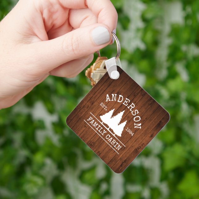 Cabin Rustic Wood Family Namn Square Nyckelring (Hand)