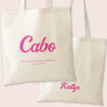 Cabo Bachelorette Party Personlig Tote Bag Tygkasse<br><div class="desc">Få party igång med den här Cabo-bachelorette-personligen för återsändande av rosa till väskan. Det här trendiget är utformat så att du får en Bachelorette-stad i ett snyggt-återbildningsteckensnitt,  med gott om utrymme för anpassning med bridens namn och datum. Perfekt lägger till lite roligt och fläkt i din händelse.</div>