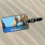 Cabo San Lucas Arch Beach Mexiko Bagagebricka<br><div class="desc">Den här designen skapades genom digital grafik. Det kan vara personlig genom att välja det andra alternativet för anpassning. Kontakta mig på colorflowcreations@gmail.com om du vill ha denna design på en annan produkt. Köp min ursprungliga abstrakt-akrylmålning för försäljning på www.etsy.com/shop/colorflowart. Se fler av mina skapelser eller följ mig på www.facebook.com/colorflowcreations,...</div>