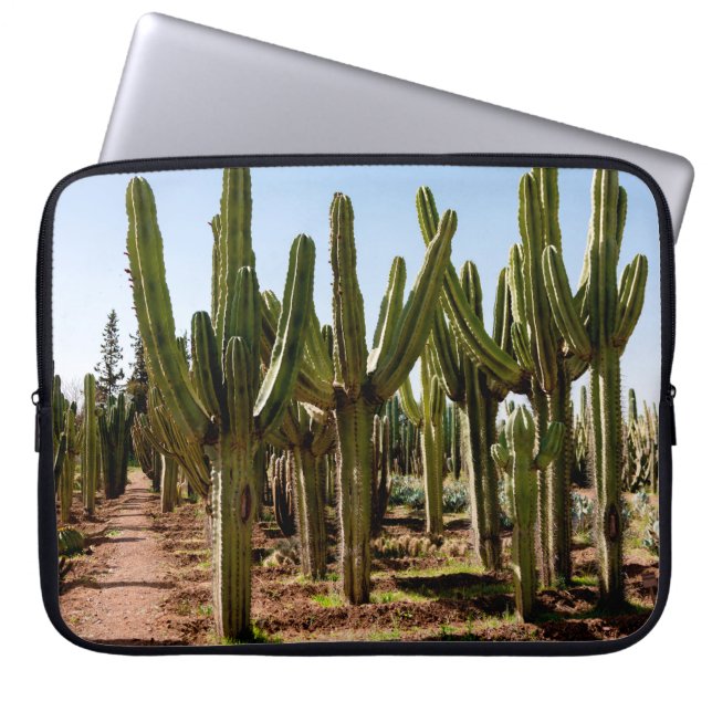 Cacti-trädgården. Grönt lång kaktusar och suckultu Laptop Fodral (Framsidan)