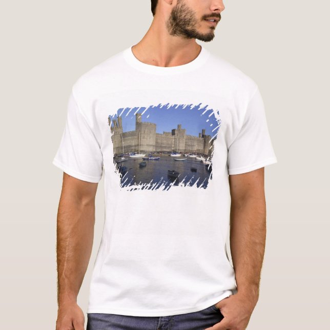 Caernarfon Castle, Gwynedd, Wales (RF) T Shirt (Framsida)