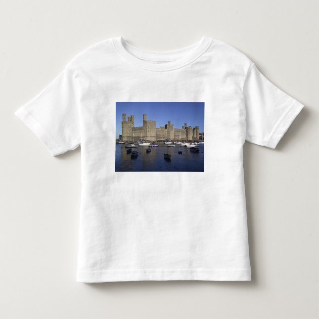 Caernarfon Castle, Gwynedd, Wales (RF) Tee Shirt (Framsida)