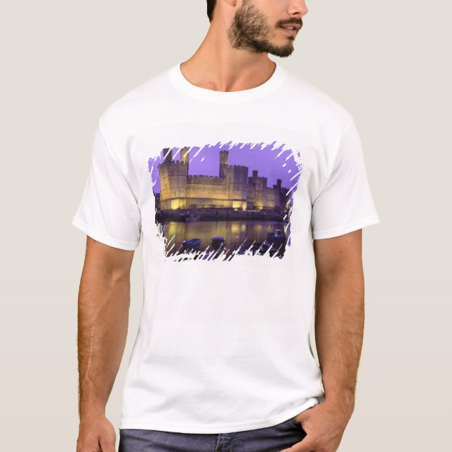 Caernarfon Castle, Night, Gwynedd, Wales T-shirt (Framsida)