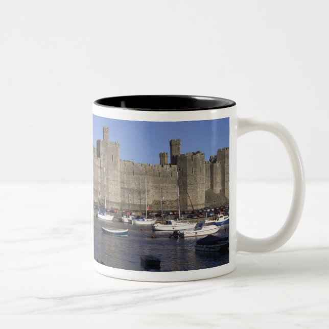 Caernarfon slott, Gwynedd, Wales (RF) Två-Tonad Mugg (Höger)