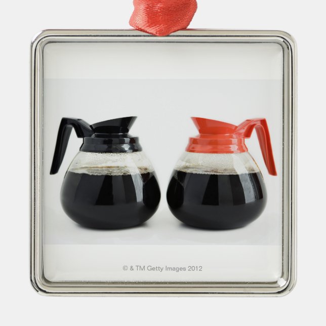 Caf. och Decaf. Kaffekrukar på White. Julgransprydnad Metall (Framsidan)