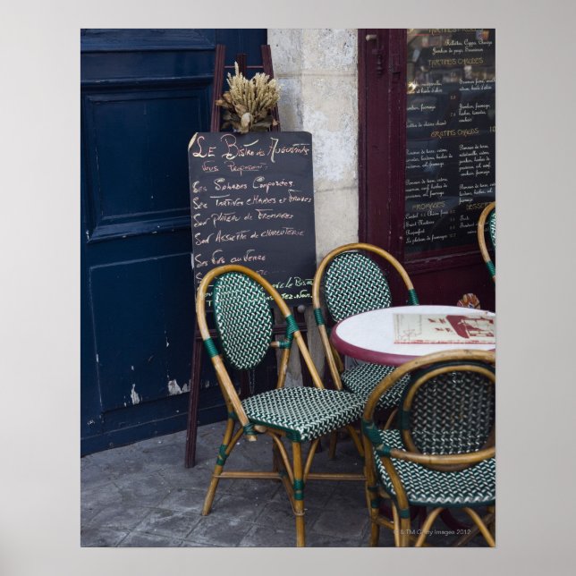 Cafe bord med käpp-stolar i Paris, Frankrike Poster (Framsidan)