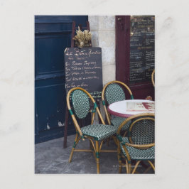 Cafe bord med käpp-stolar i Paris, Frankrike Vykort