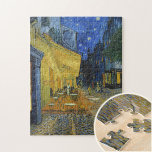 Café Terrace av Vincent Van Gogh Pussel<br><div class="desc">Den här målningen av en färglös utomhusvy är ett bildverk, synen på en avslappnad åskådare som utan bekymmer åtnjuter den charm som hans omgivning har. Det påminner om Van Goghs stämning när han skrev att "natten är mer levande och rikare färgad än dagen". Gulten av kaféet spelar mot den blåsvarta...</div>