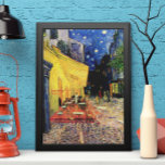 Cafe Terrace i Night av Vincent van Gogh Poster<br><div class="desc">Cafe Terrace på Ställe du Forum av Vincent van Gogh är en vintage bra konst post impressionism arkitektonisk citysmmålning. En yttre syn på en restaurang med bord, stolar, servitörer och människor som äter. En vacker natt med stjärnor i himlar i Arles, Frankrike. Om konstnären: Vincent Willem van Gogh (1853-1890) var...</div>