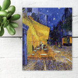 Cafe Terrace i Night Vincent van Gogh Pussel<br><div class="desc">En bra konst-pussel med oljemålningen Post-Impressionist av Vincent van Gogh (1853-1890),  Cafe Terrace på natten (1888). Skapat i Arles,  Frankrike framför ett populärt kaffehus på Rue Du Palais.</div>