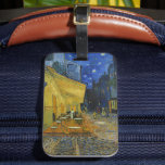 Cafe Terrace på natten | Vincent van Gogh Bagagebricka<br><div class="desc">Cafe Terrace på natten (1888), som Vincent van Gogh har gjort, är en luminös och ikonisk bild av en mysigt utomhuscafé i Arles, Frankrike, under en stjärnkväll i himmel. Kaféens pulserande gult står i skarp kontrast till nattens blåa, och skapar en varm och uppmuntrande ambians. Van Goghs uttryckliga penseldrag och...</div>