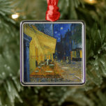 Cafe Terrace på natten | Vincent van Gogh Julgransprydnad Metall<br><div class="desc">Cafe Terrace på natten (1888), som Vincent van Gogh har gjort, är en luminös och ikonisk bild av en mysigt utomhuscafé i Arles, Frankrike, under en stjärnkväll i himmel. Kaféens pulserande gult står i skarp kontrast till nattens blåa, och skapar en varm och uppmuntrande ambians. Van Goghs uttryckliga penseldrag och...</div>