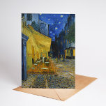 Cafe Terrace på natten | Vincent van Gogh Kort<br><div class="desc">Cafe Terrace på natten (1888), som Vincent van Gogh har gjort, är en luminös och ikonisk bild av en mysigt utomhuscafé i Arles, Frankrike, under en stjärnkväll i himmel. Kaféens pulserande gult står i skarp kontrast till nattens blåa, och skapar en varm och uppmuntrande ambians. Van Goghs uttryckliga penseldrag och...</div>