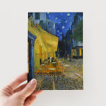 Cafe Terrace på natten | Vincent Van Gogh Vykort<br><div class="desc">Cafe Terrace i natt (1888) av den nederländske postimponerande konstnären Vincent Van Gogh. Den ursprungliga bran är en olja på en arbetsyta som skildrar en stjärnnattscen framför en Fransk cafe i Arles. Använda verktygen för att lägga till anpassningsbar eller anpassa bilden.</div>