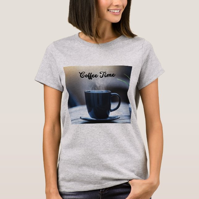 Café Tid T-Shirt – Mysig Morgon Kaffe Kopp Grafik (Framsida)