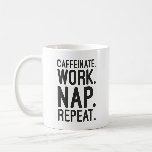 Caffeinate Work Nap Repeat - Lustigt motiv Kaffemugg (Vänster)