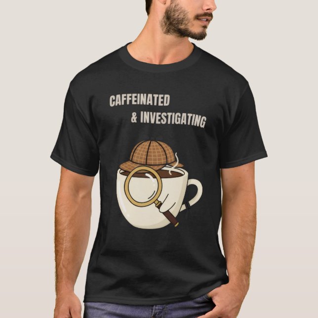 Caffeinated & Investigating | Cozy Mystery Reader  T Shirt (Framsida)