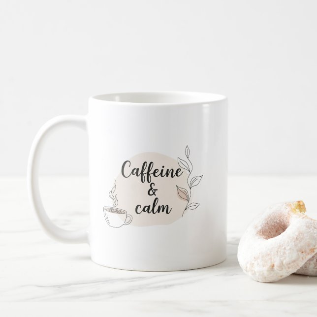 Caffeine & Calm Mug – Cozy Minimalist Quote Design Kaffemugg (Med munk)