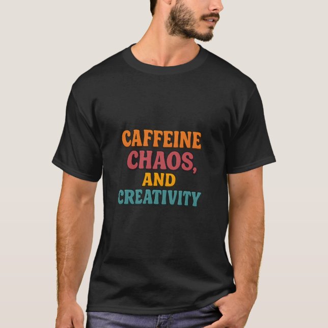 Caffeine Chaos och Creativite T-Shirt (Framsida)