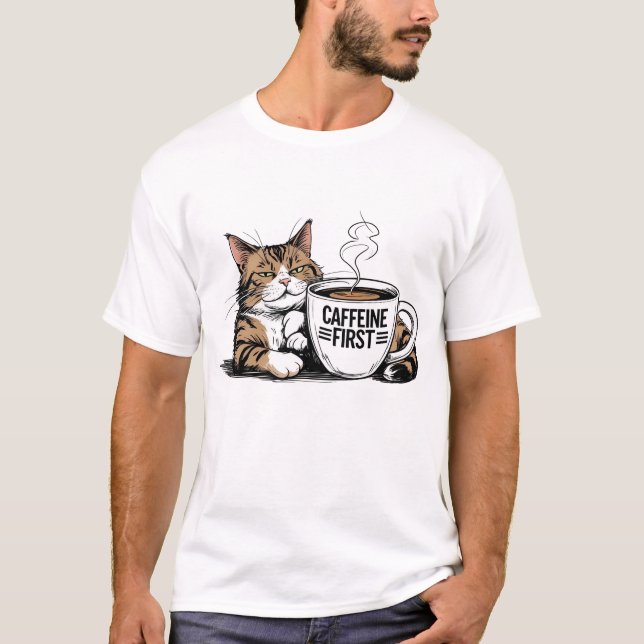 Caffeine First T-shirt för kaffefanatiker med Atti (Framsida)