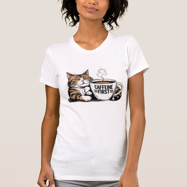 Caffeine First T-shirt för kaffefanatiker med Atti (Framsida)