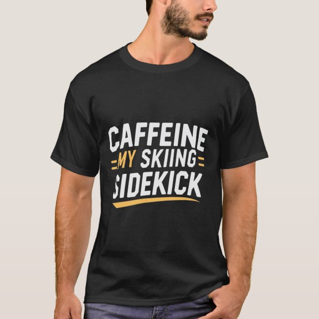 Caffeine My Skiing Sidekick Funny Ski-citat visas T Shirt (Framsida)