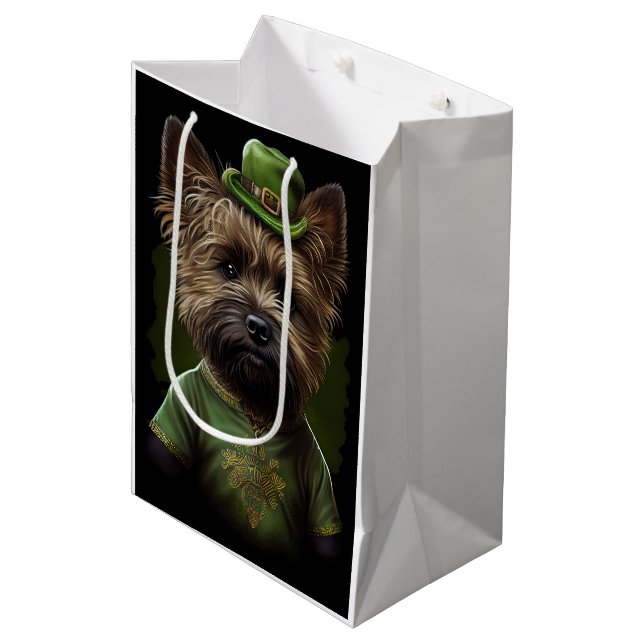 Cairn Terrier hund i St. Patrick Dress (Framsidan Vinklad)