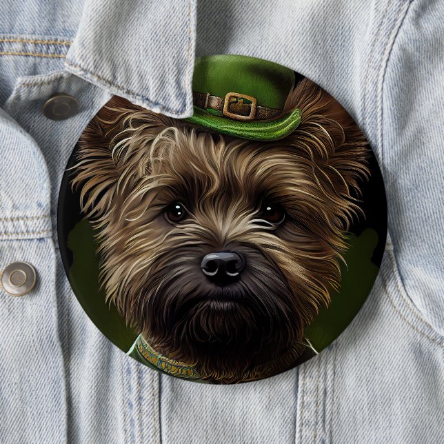 Cairn Terrier hund i St. Patrick Dress Knapp (In Situ)