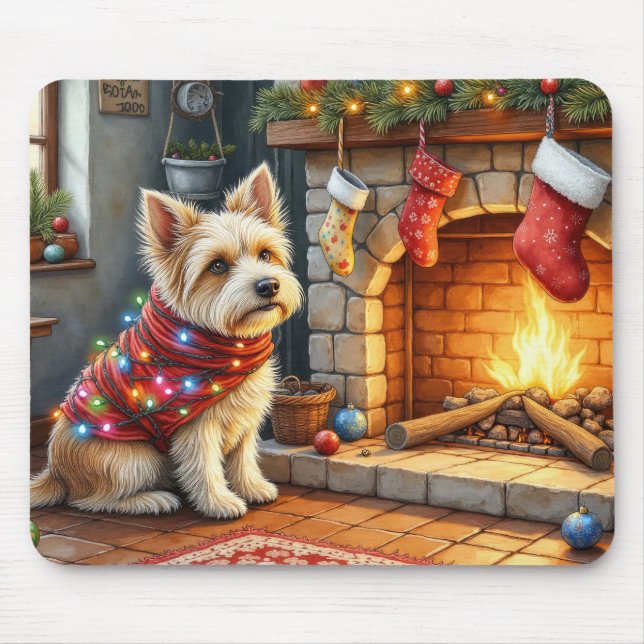 Cairn Terrier sittande vid öppen spis julbelysning Musmatta (Framsidan)