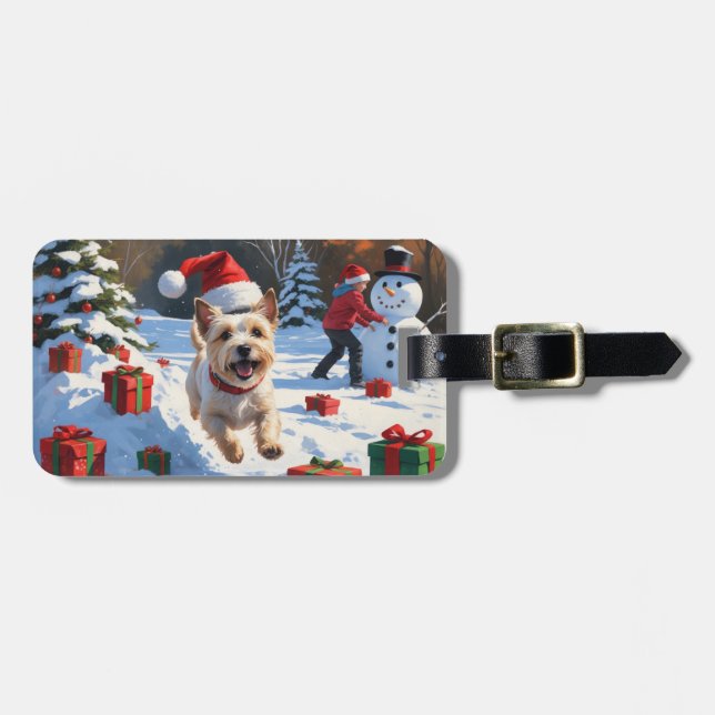 Cairn Terrier springer i snö med julhatt Bagagebricka (Horisontell Framsida)